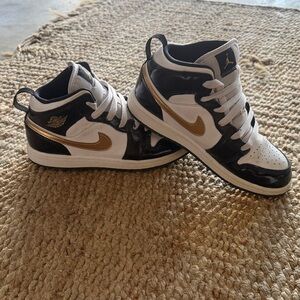 Jordan Air Retro 1 Mid SE black, gold and white